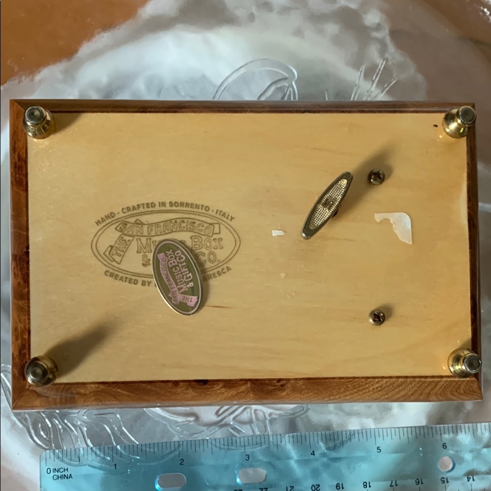 San Francisco Music Box with Italian Craftsmanship “Beauty & The Beast” Disney - Picture 5 of 7